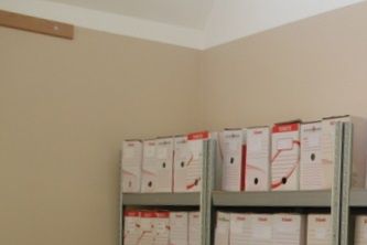 Les étagères contenant les boîtes des relevés
